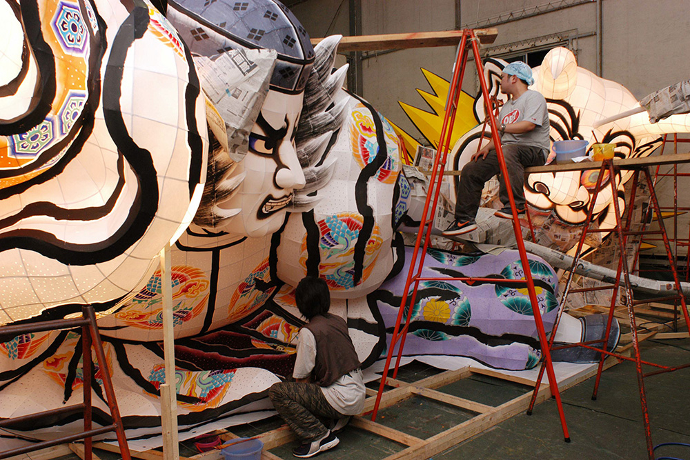 Giving life by Nebuta artists