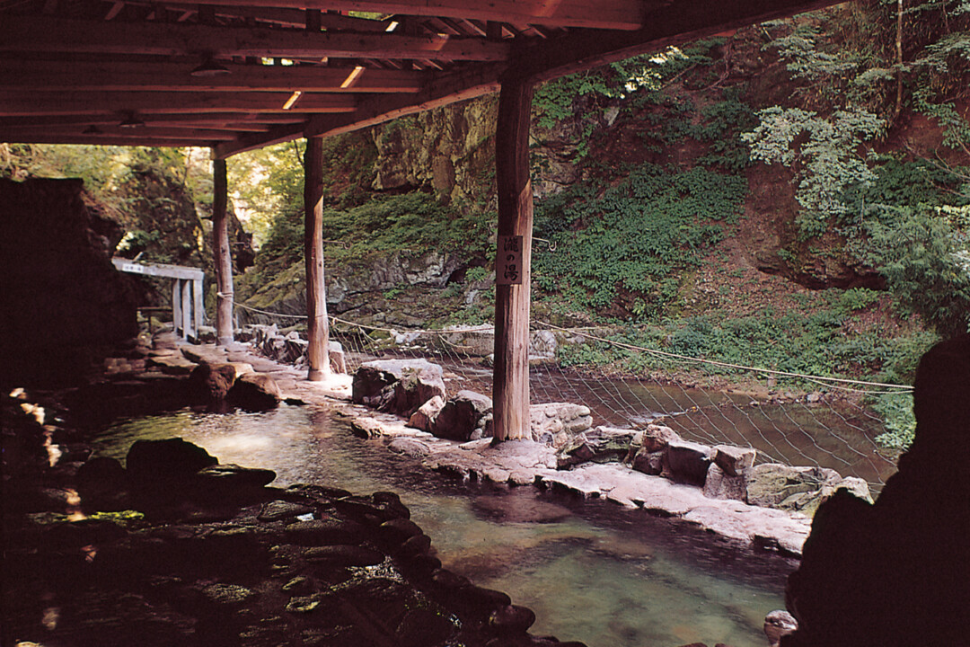 Sendai City/Enjoy the fantastic snowy scenery at Otori Shijuhachi Falls and Sakunami Onsen
