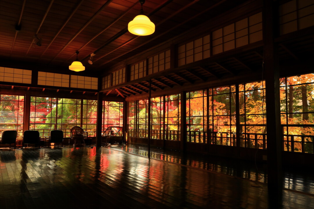 Morioka City/Nanchoso The “floor maple” reflected on the floor is a unique feature of a Meiji retro mansion.