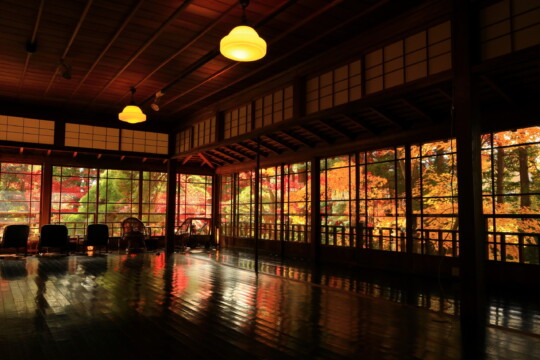 Morioka City/Nanchoso The “floor maple” reflected on the floor is a unique feature of a Meiji retro mansion.