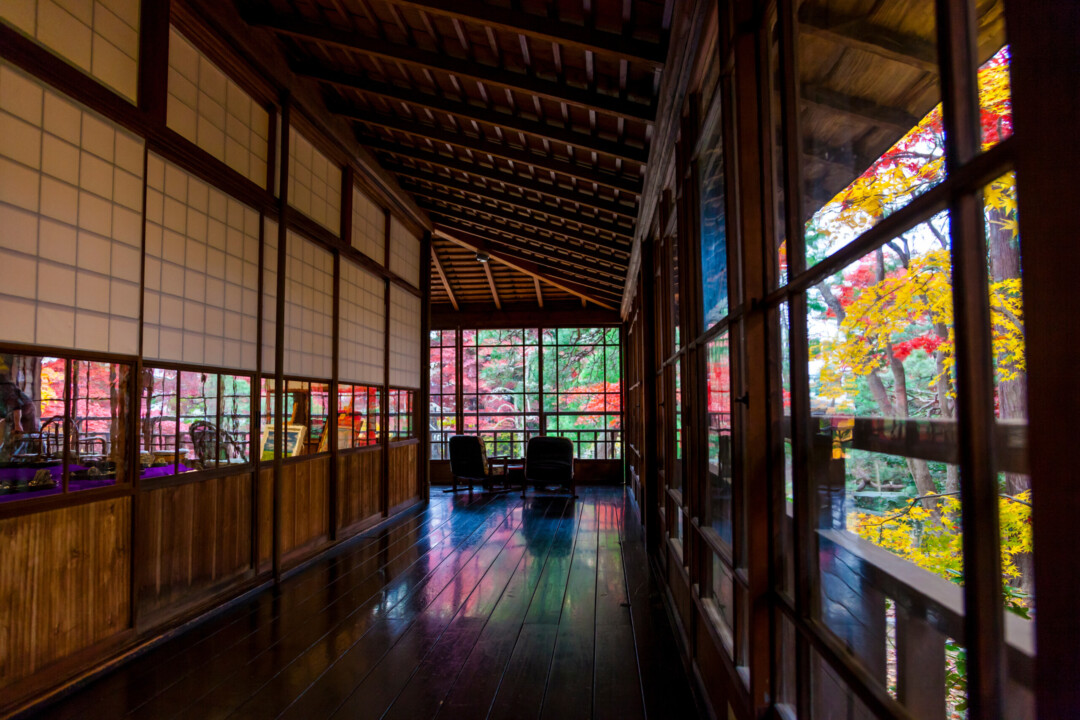 Morioka City/Nanchoso The “floor maple” reflected on the floor is a unique feature of a Meiji retro mansion.