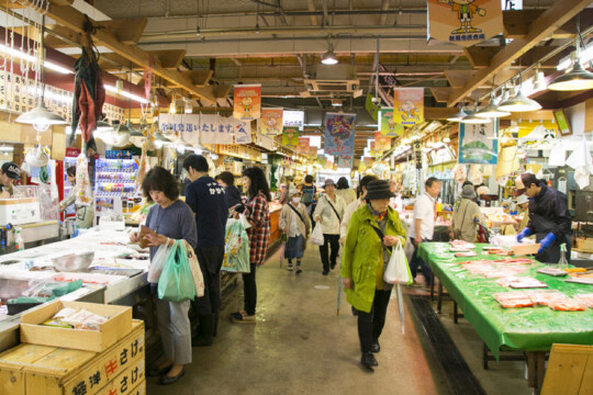 Akita City/The bustle of Akita Citizen's Market, where Akita's seasonal products and specialties gather