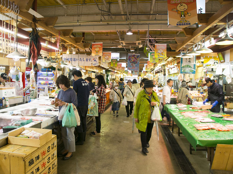 Akita City/The bustle of Akita Citizen’s Market, where Akita’s seasonal products and specialties gather