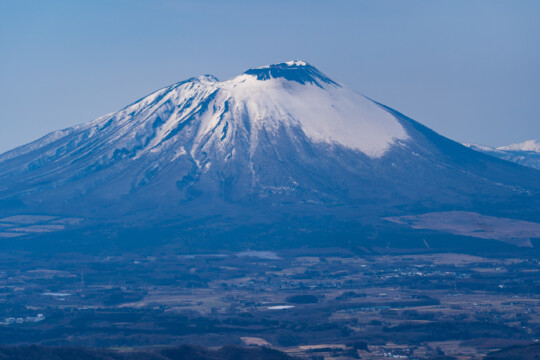 Morioka City/The eagle-shaped shape that appears on Mt. Iwate when the snow melts is a traditional feature that heralds spring in Morioka.