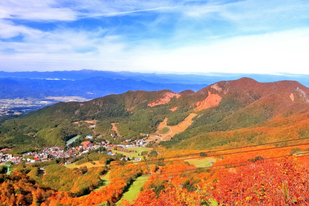 เมืองยามากาตะ/ซาโอ โรปเวย์ การไล่เฉดสีใบไม้เปลี่ยนสีของยามากาตะ ซาโอ ที่มองเห็นจากกระเช้า