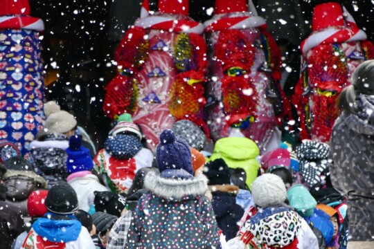 秋田市／奉納者在寺院境內爭相搶頭香的勇壯「三吉梵天祭」