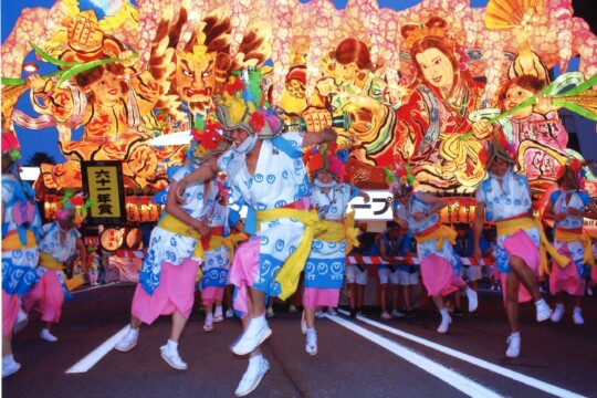 青森市／穿上跳人（HANETO）服裝參加「青森睡魔祭」