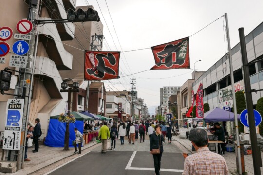 盛岡市／商店街に賑わいを生む名物バザール「よ市」で、屋台グルメに舌鼓