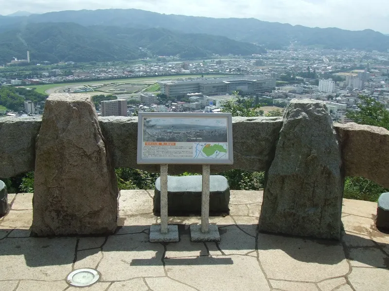 福島市／大パノラマから望む昼と夜の絶景。盆地の中央に鎮座する「信夫山」