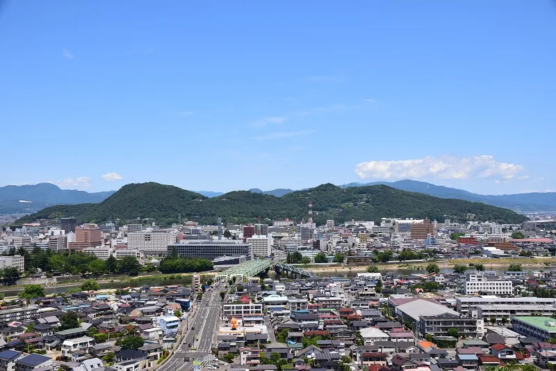 福島市／大パノラマから望む昼と夜の絶景。盆地の中央に鎮座する「信夫山」