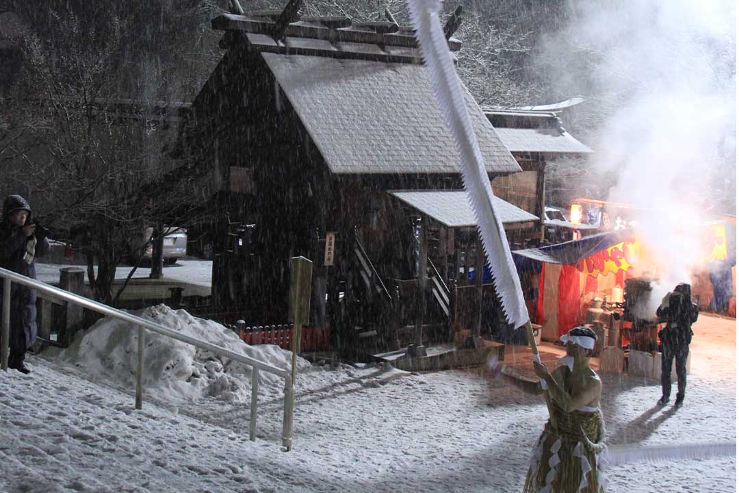 盛岡市／ その年の無病息災と豊年を祈願する、厳かな「裸参り」