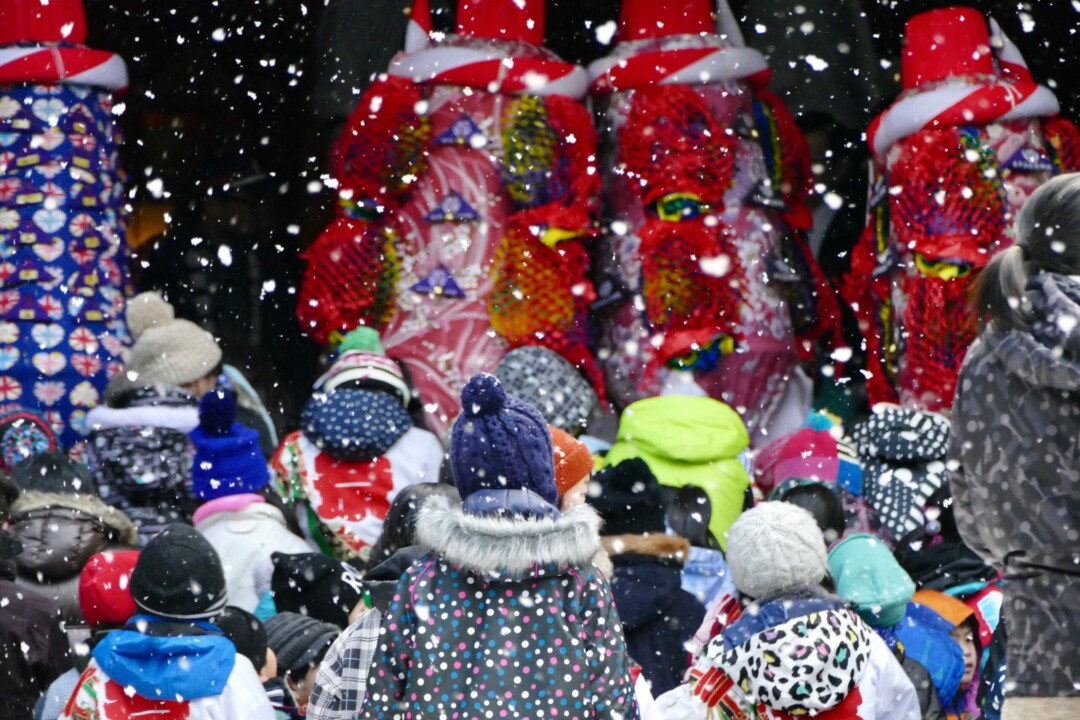 秋田市／奉納者が境内で勇ましく先陣を争う「三吉梵天祭」