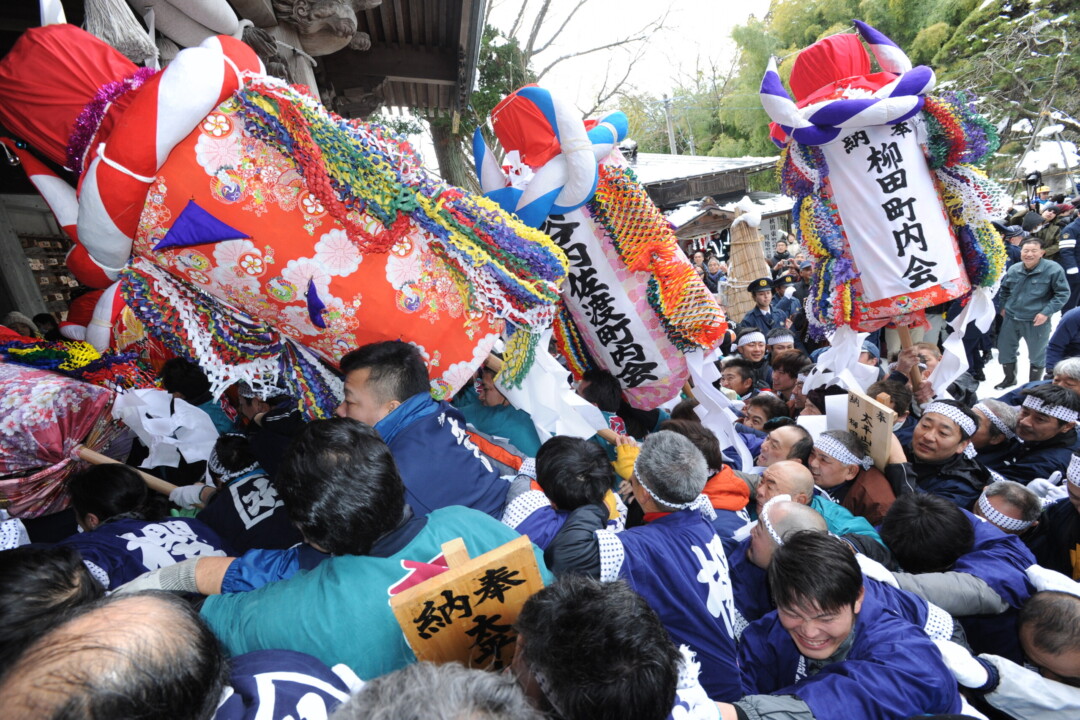 秋田市／奉納者が境内で勇ましく先陣を争う「三吉梵天祭」