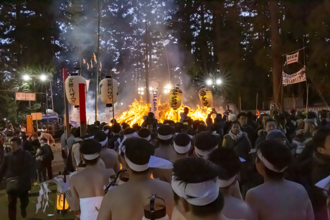 仙台市／御神火にその年の健康を願う「どんと祭」