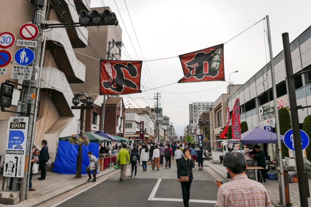 盛冈市/在余市的小吃摊享受热闹的购物街的著名集市
