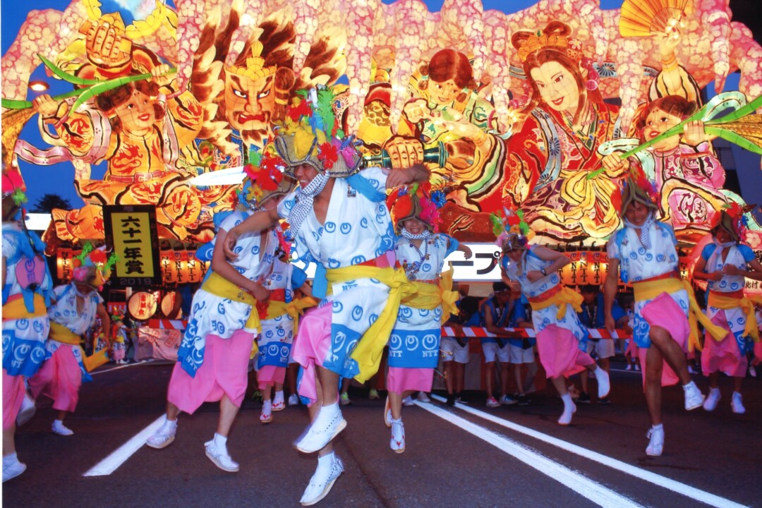 青森市/穿着羽人服饰参加青森睡魔祭